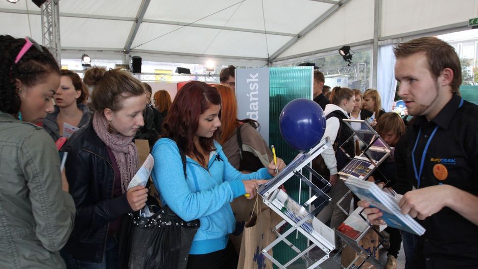 Tylko w tych branżach niepełnoletni mogą legalnie zarabiać latem

