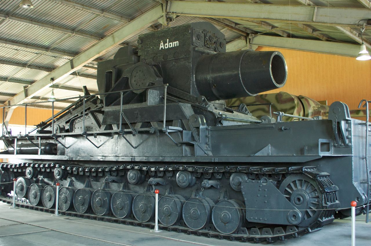 Moździerz Karl-Gerät o nazwie Ziu (Adam to błędne oznaczenie) w muzeum broni pancernej w Kubince