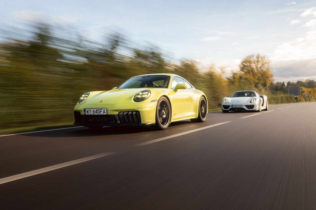 Porsche 918 Spyder vs Porsche 911 Carrera 4 GTS