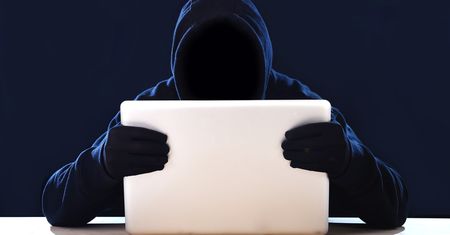 Pali, niszczy, podgrzewa i łamie drogie sprzęty. Kim jest TechRax i dlaczego to robi?