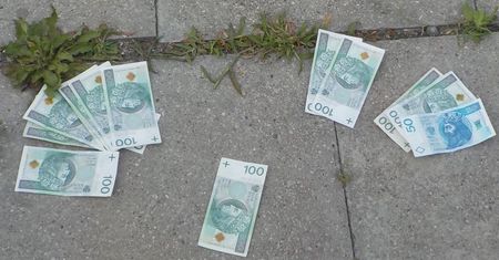 Pieniądze leżały na chodniku. Warszawiacy zbierali je jak grzyby