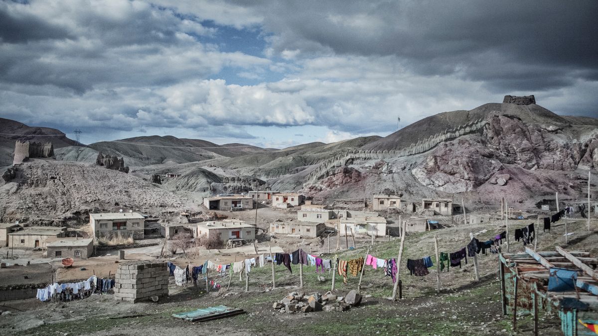 Nadir Bucan spędził 6 lat, dokumentując życie wiosek na wschodzie Turcji. Pokazał wspaniałą kulturę 1