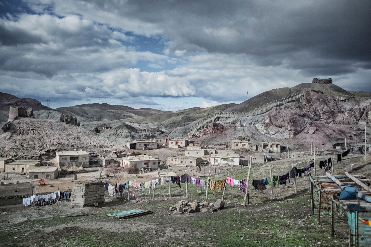 Nadir Bucan spędził 6 lat, dokumentując życie wiosek na wschodzie Turcji. Pokazał wspaniałą kulturę