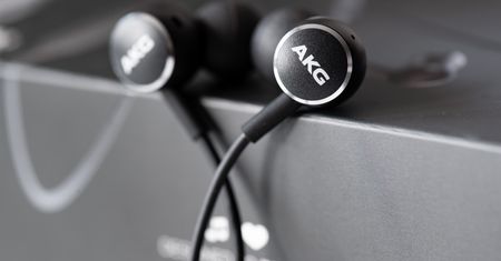 Słuchawki na Bluetooth z przewodem - AKG Y100 Wireless, czyli udany kompromis