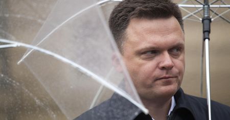 Hołownia: lider w potrzasku. Jego partią targają dwie sprzeczne emocje