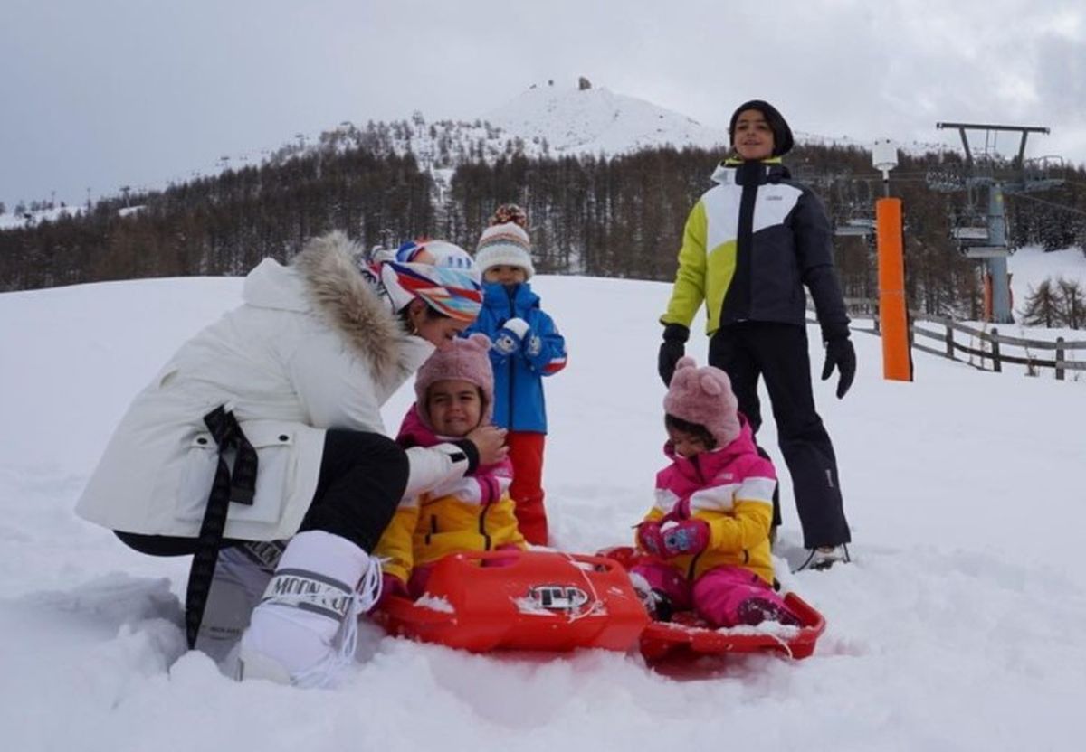 Urocza gromadka. Partnerka Ronaldo szalała z dziećmi na śniegu