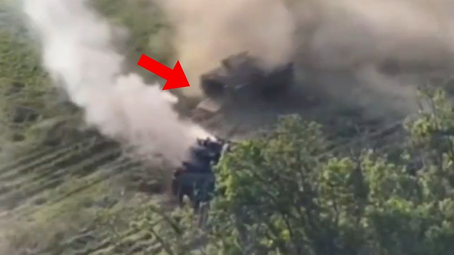 Bradley ratuje Ukraińców ze zniszczonego wozu bojowego