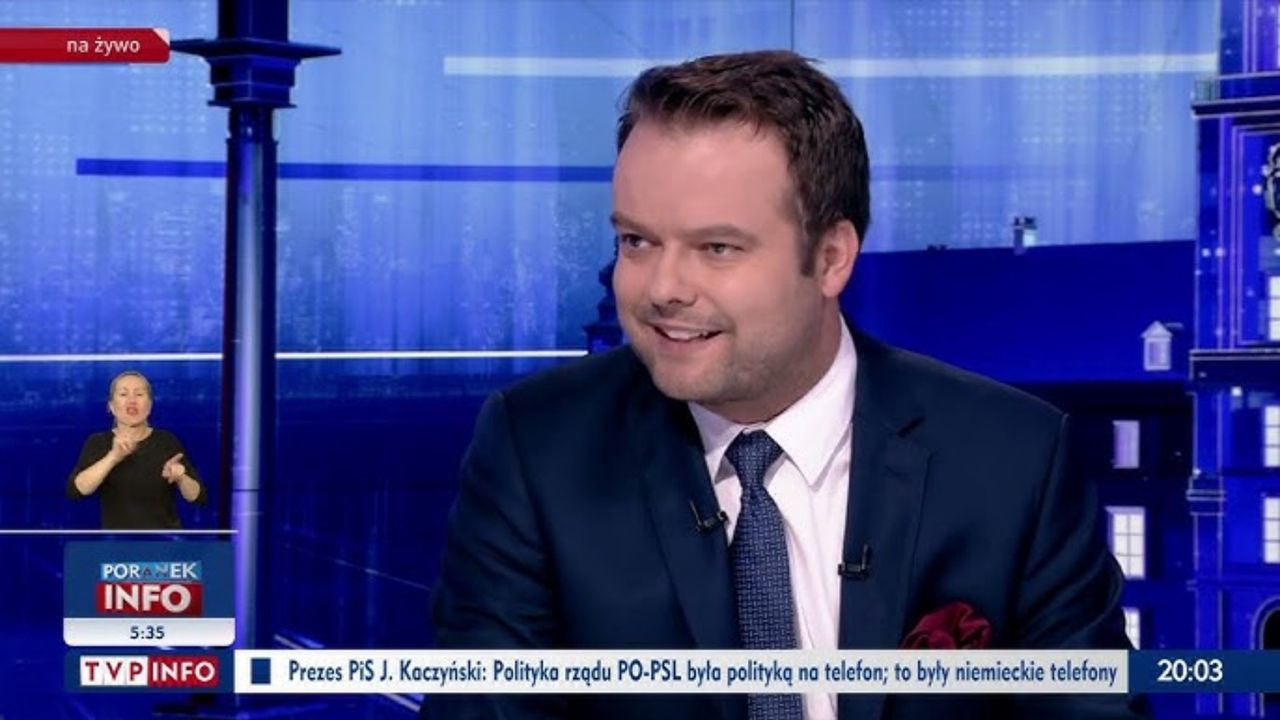 "Szkło kontaktowe" znów kpi z rzecznika. Przypomniano, co Rafał Bochenek robił przed karierą w PiS