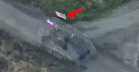 Rosjanie szarżują z flagą USA. Jest reakcja Kijowa