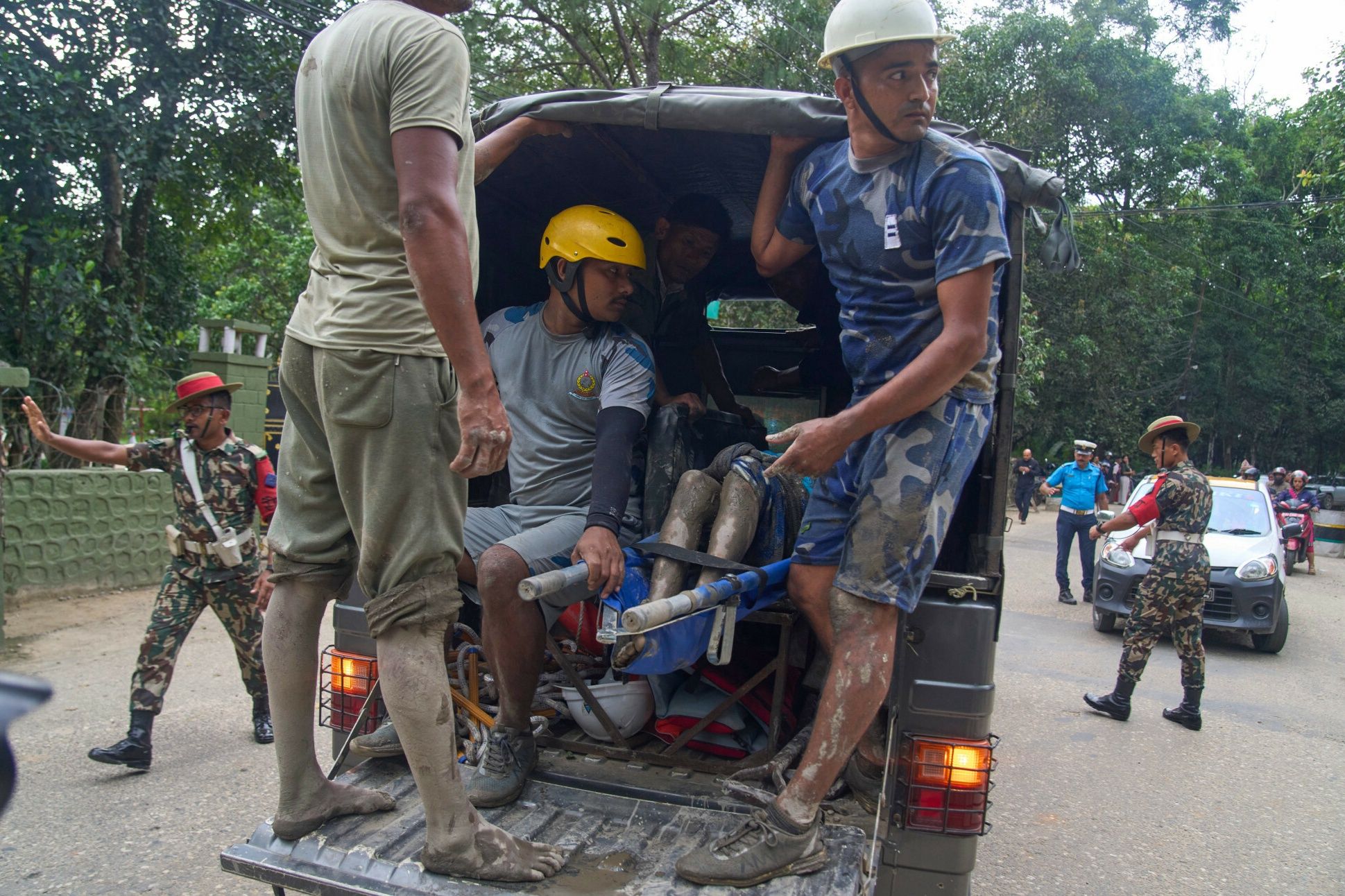 Ratownicy transportują ofiarę powodzi w Nepalu