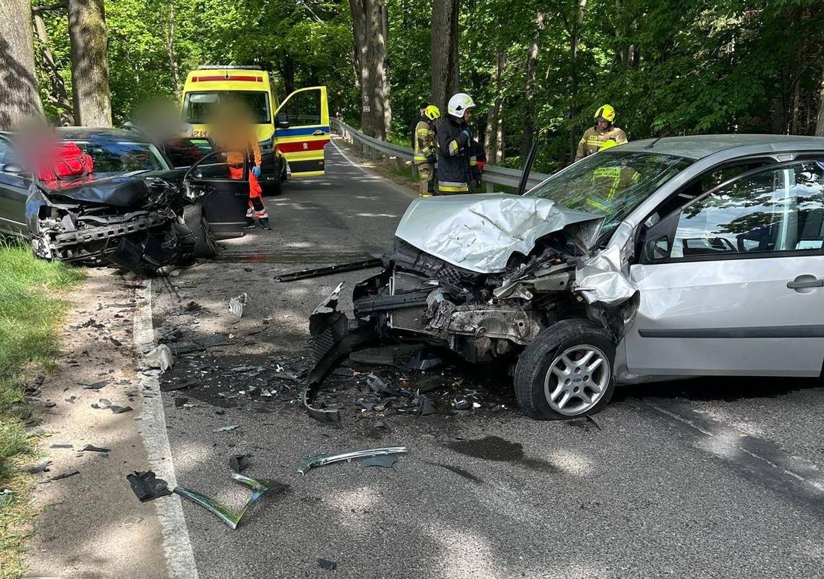 Zderzenie dwóch aut. Utrudnienia na drodze woj. nr 390 w Chwalisławiu