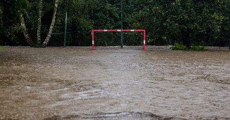 Nie przełożyli meczu, gdy przeciwnik walczył z powodzią