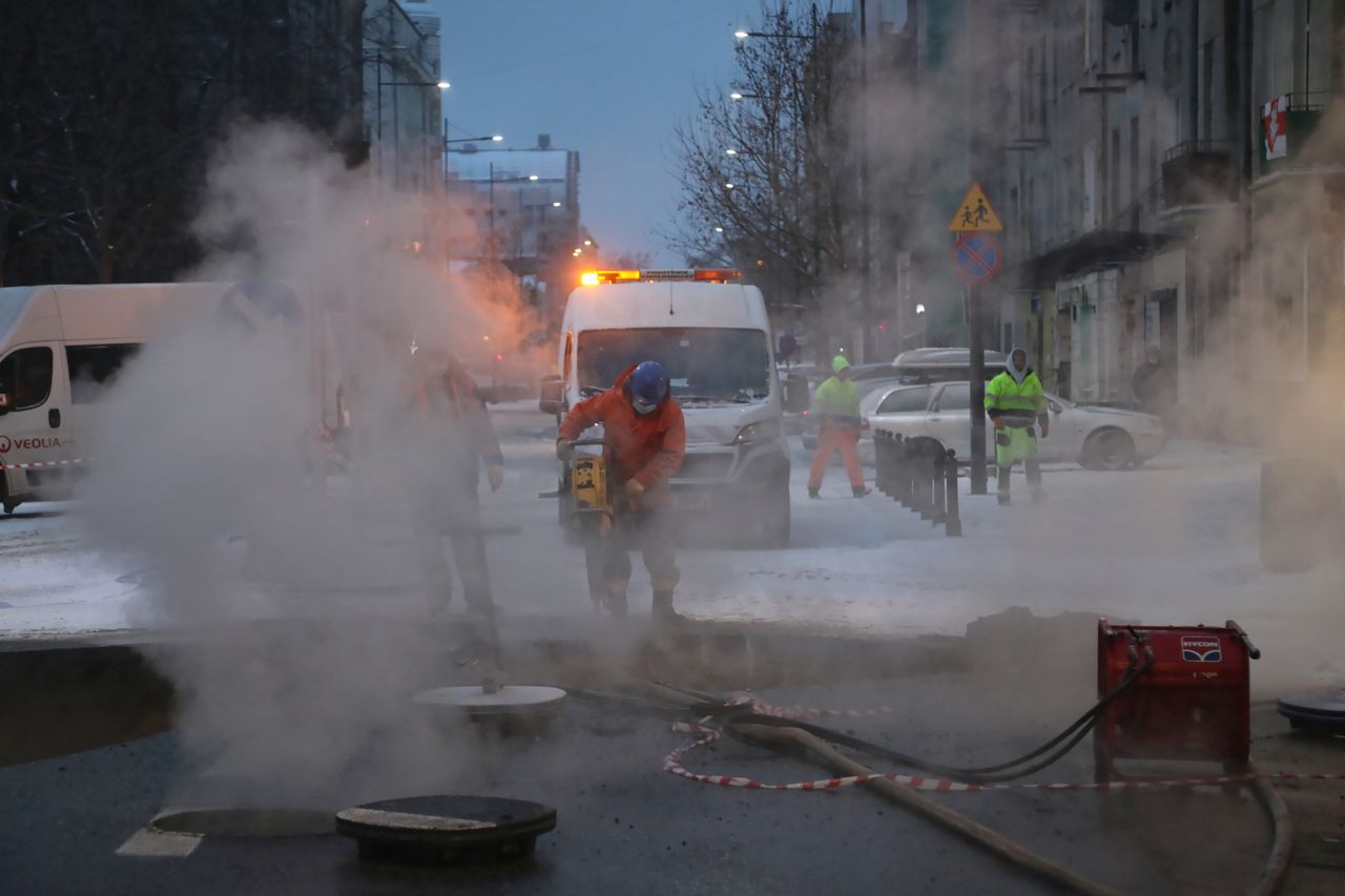 Warszawa. Usunięcie awarii ciepłowniczej na Pradze. Ale kolejnych 50 mieszkańców jest pozbawionych ciepła na Ursynowie