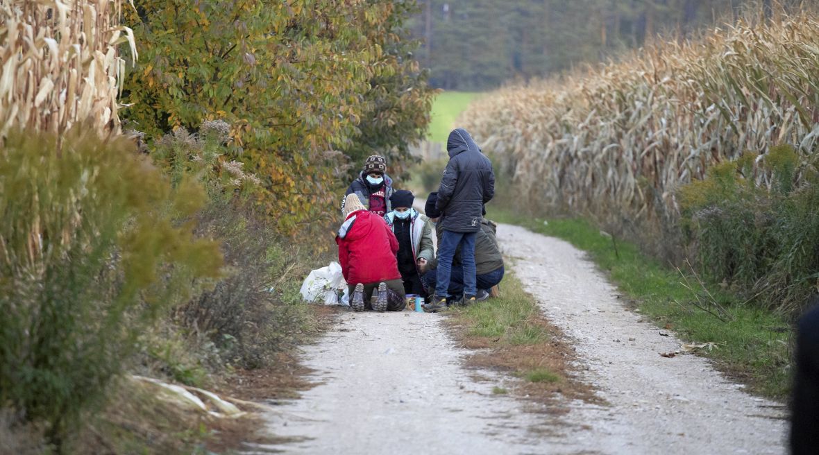 9 października 2021 roku. Grupa uchodźców (ojciec z czwórką dzieci) w okolicach Michałowa. Niedługo po wykonaniu tej fotografii zostali zatrzymani przez Straż Graniczną 