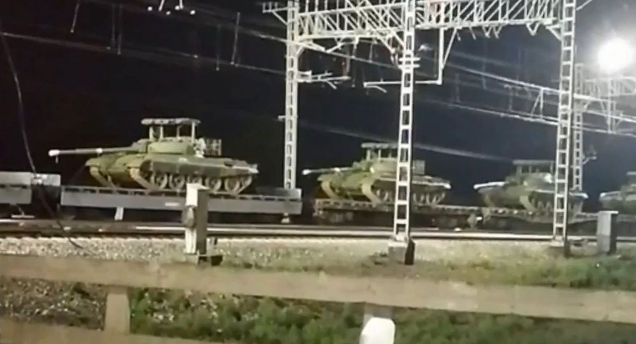 Old Russian tanks head to Ukraine as improvised armour emerges
