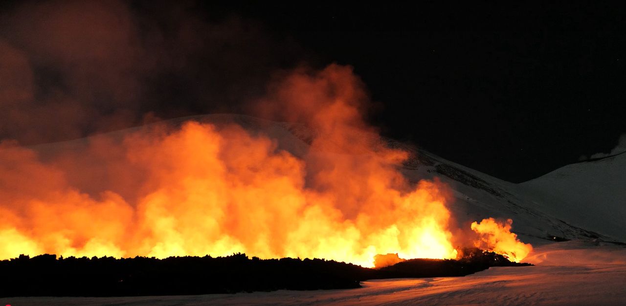 Erupcja Etny 9 lutego 2025 r. Szczelina erupcyjna u podnóża jednego z kraterów Etny - Bocca Nuova. 