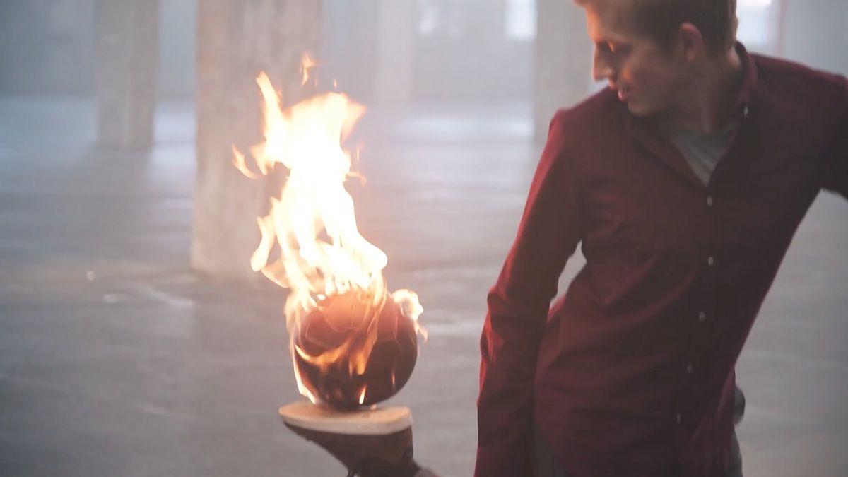 Płonąca piłka, parkour i zwolnione tempo w imponujacym klipie Raya Demskiego 1