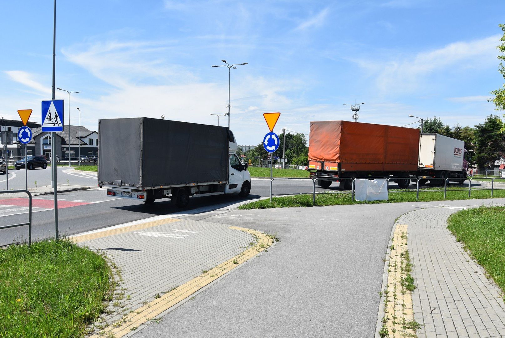 Rondo na ulicy Lwowskiej w Tarnowie. Poszerzono skosy na wlotach od strony wschodniej i zachodniej, przesuwając krawężniki i utwardzając nowe, wyniesione powierzchnie z kostki granitowej