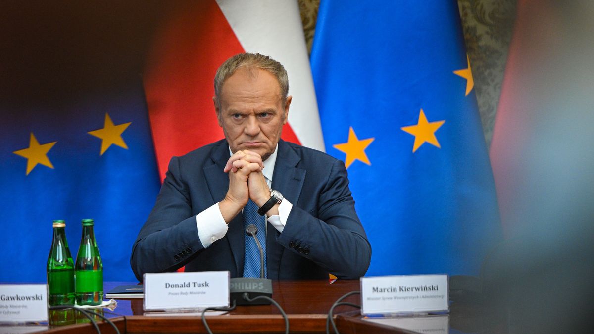 Warszawa, 12.10.2026. Premier Donald Tusk podczas odprawy w siedzibie Kancelarii Prezesa Rady Ministrów w Warszawie, 12 bm. Odprawa z udziałem ministrów i szefów służb została zwołana przez premiera w związku z aktami przemocy w szkołach i falą dezinformacji. (ad) PAP/Marcin Obara