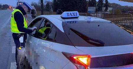 Kontrole taksówek na aplikację w Lublinie. Ponad 90 kierowców sprawdzonych, dwóch wpadło na „podwójnym gazie”