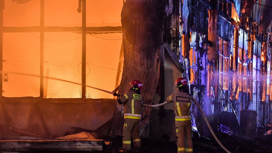 Lublin. Pożar hali magazynowej. "Sytuacja jest niebezpieczna"
