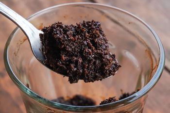 Co się stanie, gdy zjesz fusy z kawy? Nie każdy zdaje sobie z tego sprawę