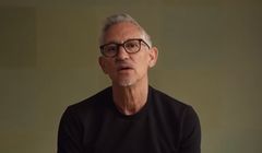 Znany telewizyjny ekspert żegna się z publicznym nadawcą. W tle kolejny skandal