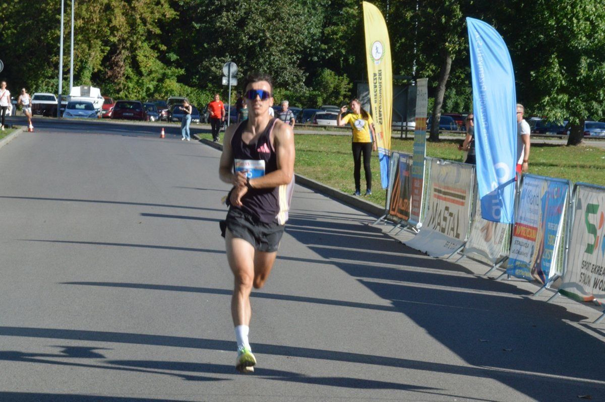 Trzeci na mecie był 30-letni Damian Krzostek z Czarnecki Run Team z Radomia