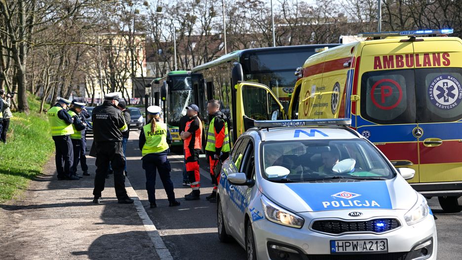 Szczecin, 26.03.2024. Zderzenie dwóch autobusów komunikacji miejskiej na ul. Gontyny w Szczecinie, 26 bm. 13 osób - w tym siedmioro dzieci - zostało poszkodowanych. Poszkodowani zostali przetransportowani do szpitali, dwie dorosłe osoby z urazami głowy, pozostali poszkodowani z potłuczeniami. (ad) PAP/Marcin Bielecki ***Zdjęcie do depeszy PAP pt. Szczecin/ 13 osób poszkodowanych po zderzeniu dwóch autobusów komunikacji miejskiej***
