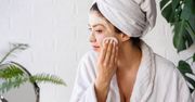 Oczyszczanie twarzy. Kosmetyki i domowe sposoby na czystą cerę