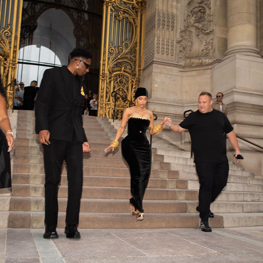 Cardi B postawiła na złote dodatki 