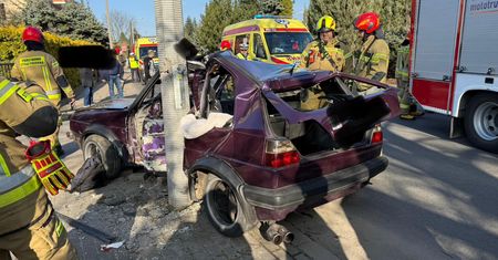 Samochód owinął się wokół latarni. 17-letni kierowca nie żyje