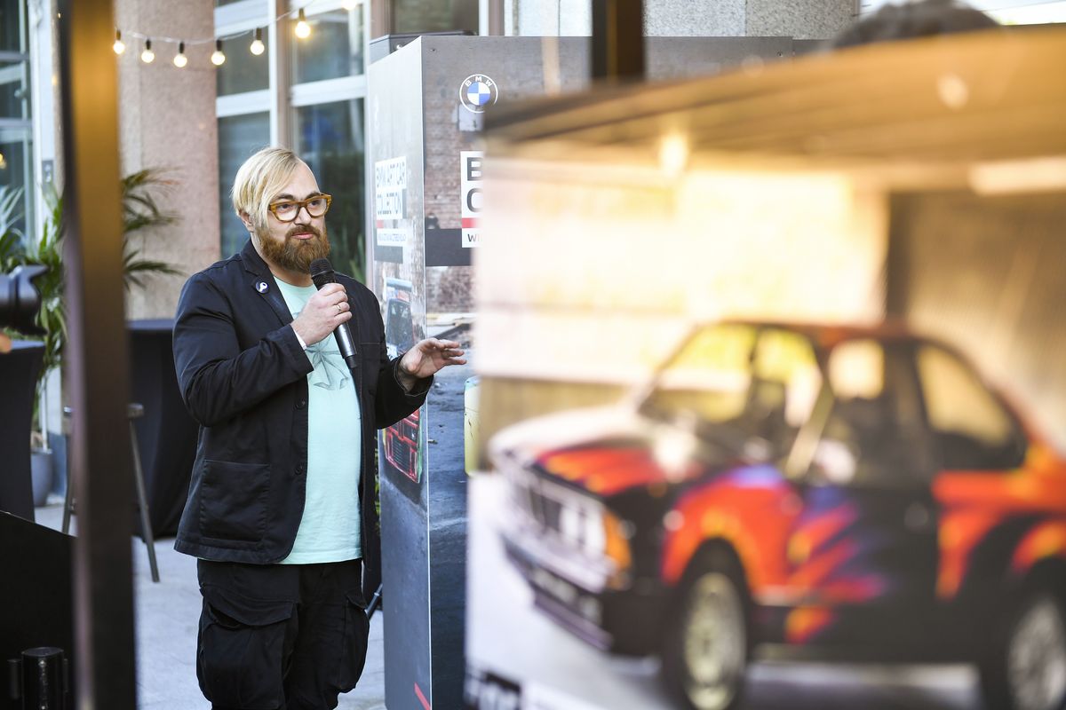 Stach Szabłowski na wystawie BMW Art Car Collection