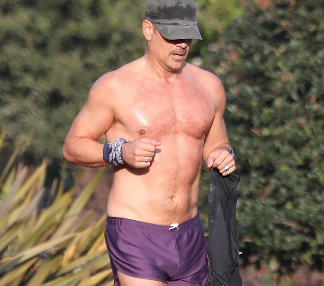 Colin Farrell trenuje bieganieBeverly Hills, CA  - *EXCLUSIVE*  - Colin Farrell goes shirtless with small purple running shorts as he works up a healthy sweat running laps around the track at Coldwater Canyon Park in Beverly Hills. The Irish actor appears to have taken a page from the Milo Ventimiglia  style book as he was seen in small shorts and a muscle shirt that he later took off as he built up a sweat.    Pictured: Colin Farrell    BACKGRID USA 6 DECEMBER 2021     BYLINE MUST READ: SPOT / BACKGRID    USA: +1 310 798 9111 / usasales@backgrid.com    UK: +44 208 344 2007 / uksales@backgrid.com    *UK Clients - Pictures Containing Children  Please Pixelate Face Prior To Publication*SPOT