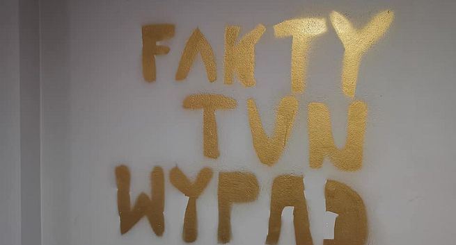 Okradziono i zdemolowano redakcję magazynu „Fakty”, na ścianie napis „Fakty TVN wypad”