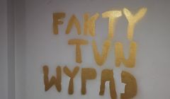Okradziono i zdemolowano redakcję magazynu „Fakty”, na ścianie napis „Fakty TVN wypad”