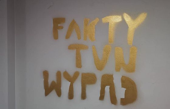 Okradziono i zdemolowano redakcję magazynu „Fakty”, na ścianie napis „Fakty TVN wypad”