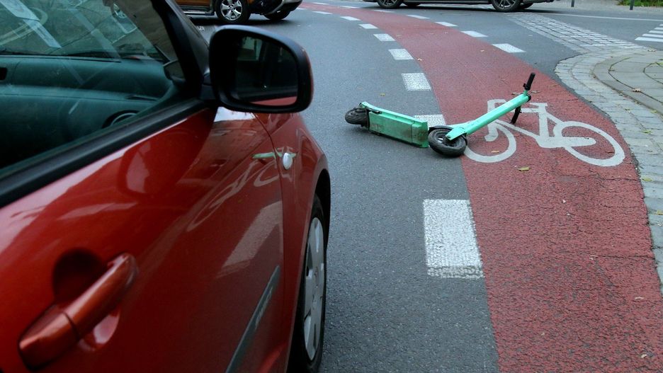 Osoby pomiędzy 10, a 18 rokiem życia muszą posiadać uprawnienia do kierowania hulajnogą elektryczną - kartę rowerową lub prawo jazdy kat. AM, A1, B1 bądź T,