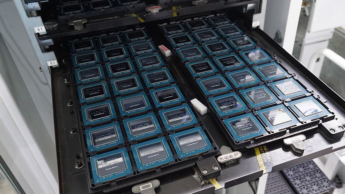 Czipy Nvidia Turing TU104-400. Źródło: Akiba PC Hotline!