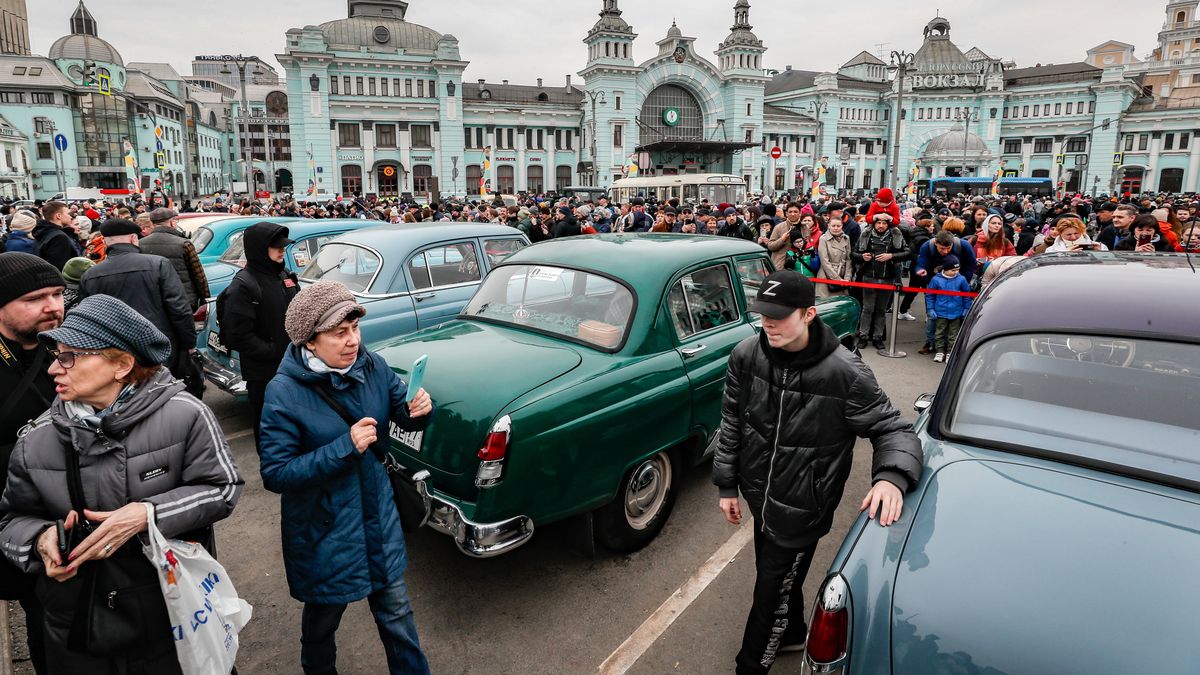 Mieszkańcy Moskwy w trakcie pokazu wytworów motoryzacji radzieckiej