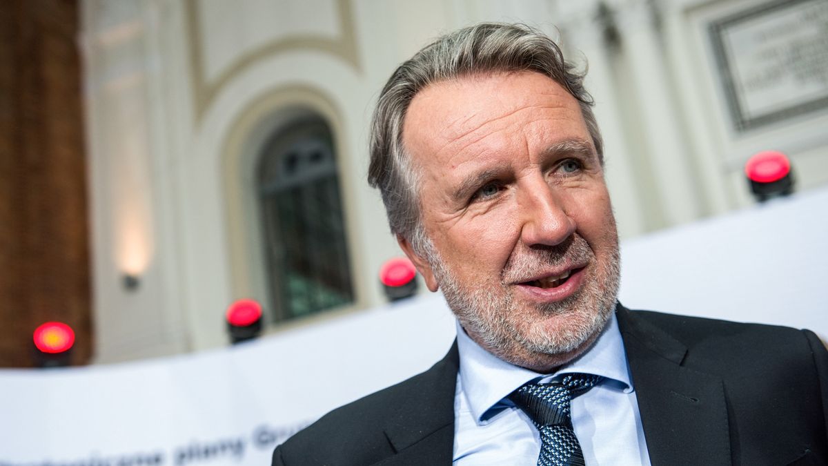 WARSAW, POLAND - 2023/04/17: Polish billionaire and businessman Michal Solowow seen at the ORLEN's press conference in Warsaw. Daniel Obajtek, the President and CEO of the Polish Oil Company ORLEN, announced the details of the planned investments in Small Modular Reactors (SMR) for Poland. For this purpose, the company Orlen Synthos Green Energy (OSGE) was established, supported by the Polish billionaire - Michal Solowow. OSGE will buy reactors from US-based GE Hitachi. (Photo by Attila Husejnow/SOPA Images/LightRocket via Getty Images)