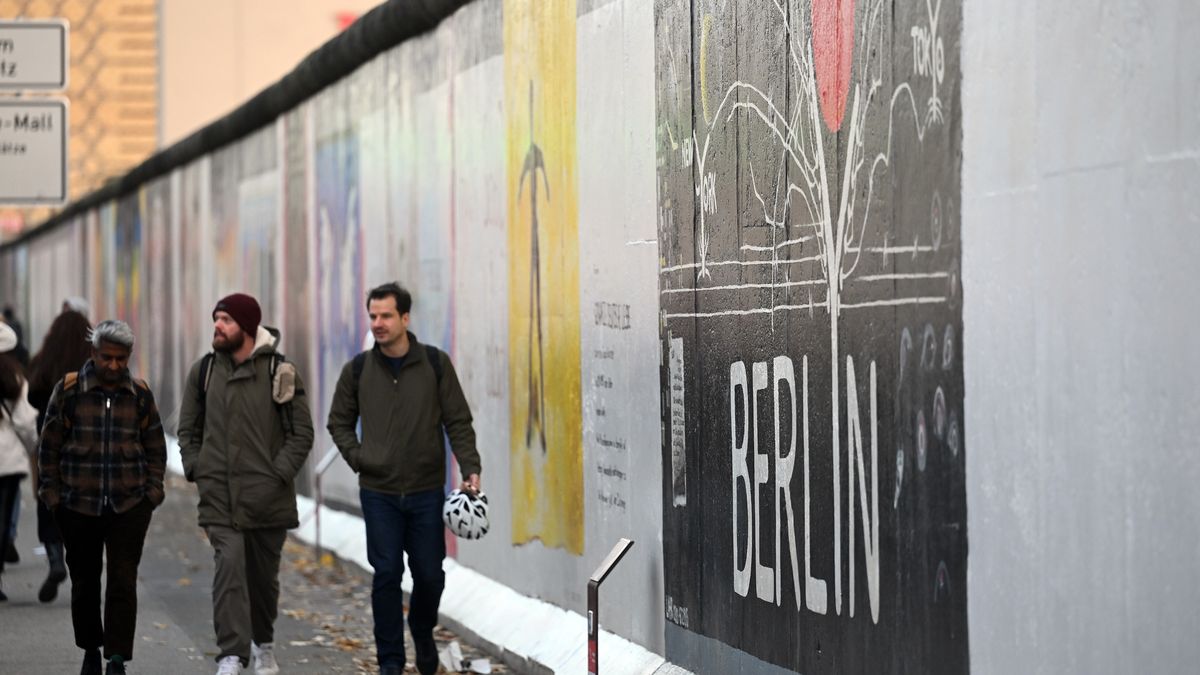 BERLIN, GERMANY - NOVEMBER 06: A view of the East Side Gallery in Berlin, Germany on November 06, 2023. The remains of the wall that once split through Berlin are preserved and displayed at various locations such as the Berlin Wall Memorial in Bernauer Strasse, Checkpoint Charlie and East Side Gallery for curious visitors. (Photo by Halil Sagirkaya/Anadolu via Getty Images)