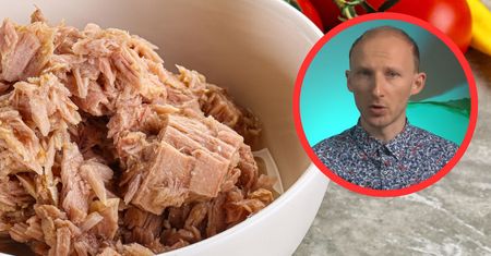 Dietetyk bije na alarm. Polacy jedzą na potęgę, bo nie wiedzą, że te produkty zaburzają hormony