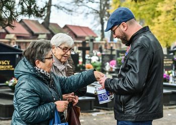Bydgoszcz: Trzeci dzień kwesty na cmentarzach. Mieszkańcy są hojni