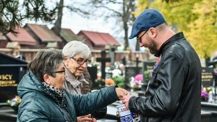 Bydgoszcz: Trzeci dzień kwesty na cmentarzach. Mieszkańcy są hojni