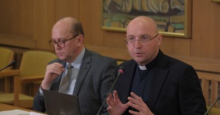 Jak Kościół pomaga ofiarom wykorzystywania seksualnego? Ksiądz tłumaczy
