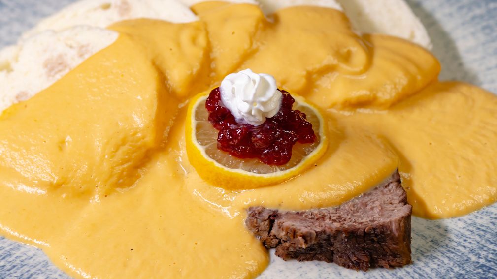 Polędwica w sosie śmietanowym z knedlikami i żurowiną