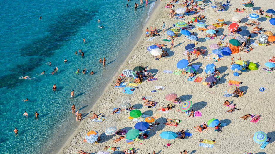 Turyści na plaży we Włoszech 