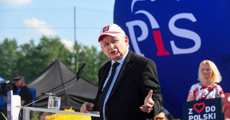Zaskoczył czapką. Kaczyński przeprasza i się tłumaczy