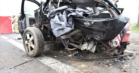 Samochód uderzył w drzewo. Dwie osoby nie żyją